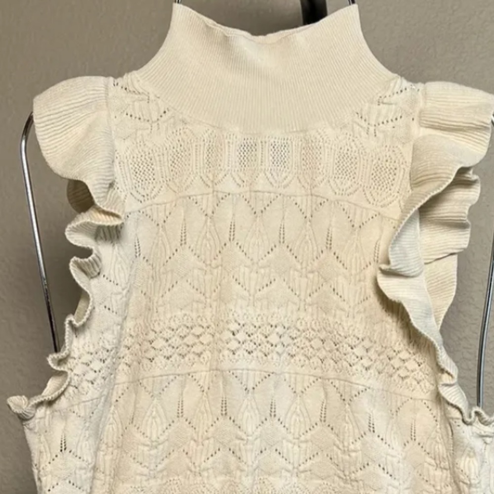 LOVE THIS TOP!!! cream knit ruffle accent/mock neck Sz M